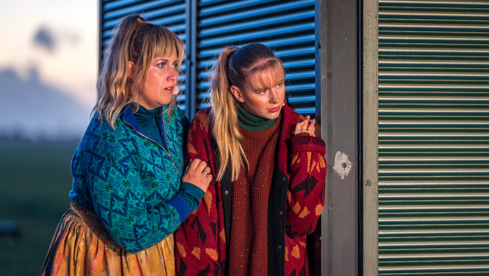 Mirjam Ros als Jetske Havenga, en Hester Schuil als Frou Pasfeer