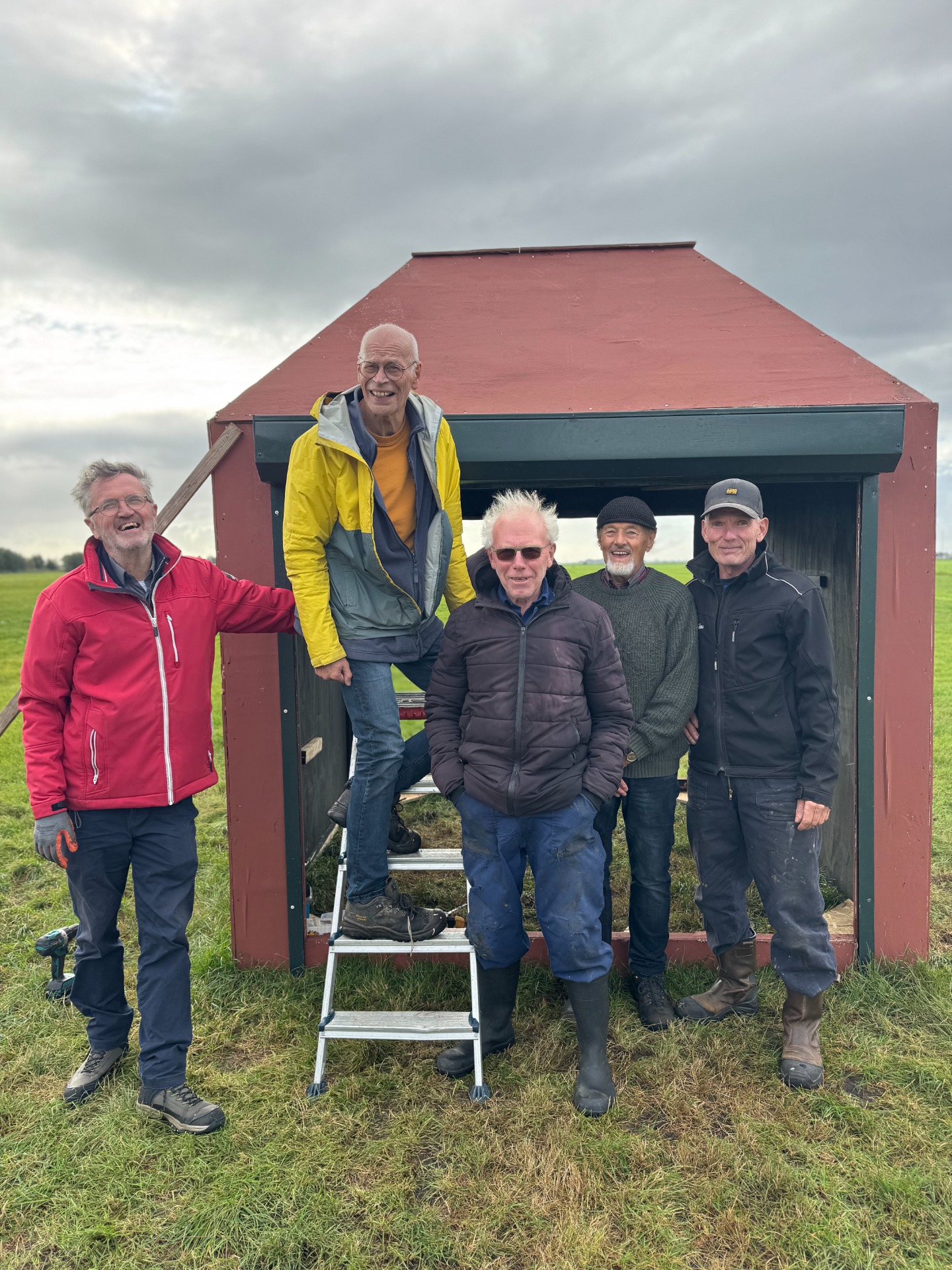 Op de foto een paar van onze toppers van de bouwploeg: vlnr Pieter van Schravendijk, Koos Spoelstra, Leendert van der Heide (hoofd bouwploeg), Tabe Struiksma en Ytzen Haitsma (niet op de foto: Thijs van der Veen, Ben Olde Olthof en Jappie Spijkstra)