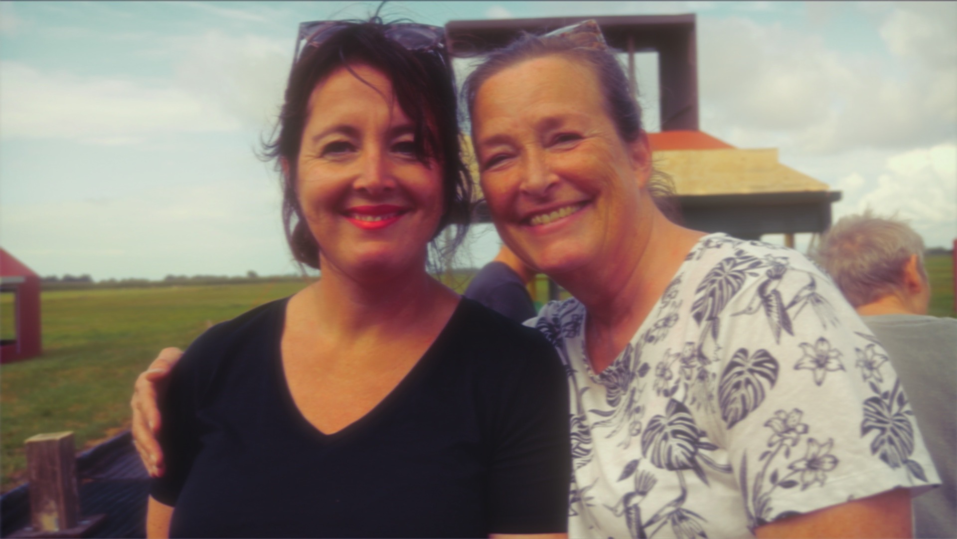 Ilse Hölzel (rechts) alle repetities aanwezig als regie assistent en souffleur, naast Marysia Jaworksi (links) het brein achter het decorontwerp en de kostuums.